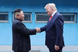 Tổng thống Mỹ Donald Trump (phải) và nhà lãnh đạo Triều Tiên Kim Jong-un tại cuộc gặp thượng đỉnh ở Panmunjom ngày 30/6/2019. (Nguồn: AFP/TTXVN) 