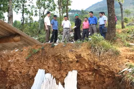 Phó Chủ tịch Ủy ban Nhân dân tỉnh Nguyễn Minh Tiến kiểm tra công tác khắc phục hậu quả do mưa đá, gió lốc ở thôn Mèo Vống, xã Lũng Chinh thuộc huyện Mèo Vạc, tỉnh Hà Giang. (Ảnh: Duy Tuấn/TTXVN)