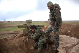 Quân đội chính phủ Syria chốt tại một vị trí ở thành phố Aleppo, miền Đông Syria ngày 24/1. (Nguồn: AFP/TTXVN)