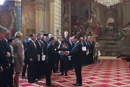 Đại sứ Nguyễn Ngọc Sơn đã trình Quốc thư lên Đồng Công vương Andorra, ông François Hollande, Tổng thống Pháp. (Ảnh: Bích Hà/Vietnam+)