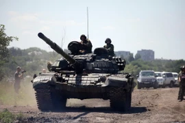 Nhân viên OSCE làm nhiệm vụ tại khu vực Donetsk ngày 19/7. (Nguồn: AFP/TTXVN)