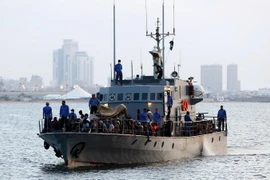 Những người di cư được cứu trên vùng biển ngoài khơi Libya ngày 26/5. (Nguồn: AFP/TTXVN)
