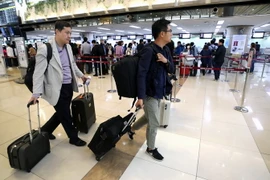 Các nhà báo Hàn Quốc lên đường đi Bắc Kinh từ sân bay quốc tế Gimpo ngày 21/5 để tới Triều Tiên đưa tin về sự kiện dỡ bỏ bãi thử hạt nhân Punggye-ri. (Nguồn: Yonhap/TTXVN)