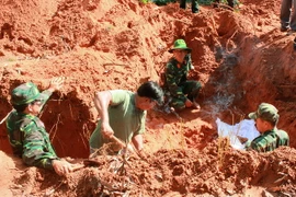 Đội quy tập hài cốt liệt sỹ của Bộ Chỉ huy quân sự tỉnh Bình Thuận khai quật, quy tập hài cốt liệt sỹ. (Ảnh: Nguyễn Thanh/TTXVN)