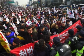 Hàng nghìn người ủng hộ bà Park Geun-hye tuần hành tại Seoul, phản đối quyết định luận tội bà. (Nguồn: AFP/TTXVN)