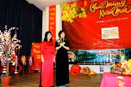 Đại sứ Nguyễn Thị Bích Huệ (áo dài đen) phát biểu trong buổi Gặp mặt Tết Kỷ Hợi 2019. (Ảnh: Quang Thanh/TTXVN) 