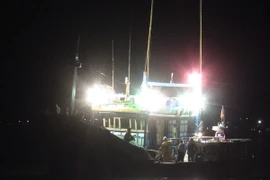 Lực lượng của Nhatrang MRCC hỗ trợ lai dắt tàu cá BĐ 97173-TS về cảng Nha Trang. (Ảnh: Nguyên Lý/TTXVN)