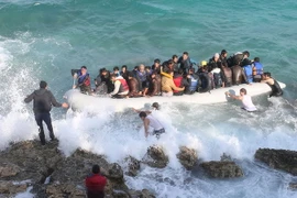 Người di cư trong chuyến hành trình vượt biển đầy nguy hiểm tới đảo Chios, Hy Lạp ngày 31/10. (Nguồn: AFP/TTXVN)