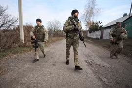 Binh sỹ Ukraine tuần tra tại làng Katerynivka, vùng Lugansk, miền Đông Ukraine ngày 2/11/2019. (Nguồn: AFP/TTXVN) 
