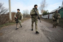 Binh sỹ Ukraine tuần tra tại làng Katerynivka, vùng Lugansk, miền Đông Ukraine ngày 2/11/2019. (Nguồn: AFP/TTXVN) 