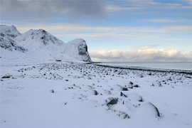 Tuyết bao phủ tại đảo Lofoten, Bắc Cực. (Nguồn: AFP/TTXVN) 