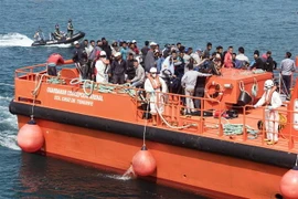 Người di cư tới cảng ở Tarifa, Tây Ban Nha sau khi được cứu trên biển. (Nguồn: AFP/TTXVN) 