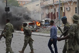 Nhân viên an ninh Somalia điều tra tại hiện trường một vụ đánh bom ở Mogadishu ngày 30/7. (Nguồn: AFP/TTXVN)