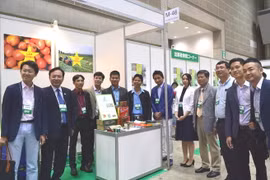 Đoàn đại biểu doanh nghiệp Lâm Đồng chụp ảnh lưu niệm tại gian hàng. (Ảnh: Nguyễn Tuyến/Vietnam+)