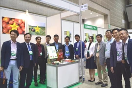 Đoàn đại biểu doanh nghiệp Lâm Đồng chụp ảnh lưu niệm tại gian hàng. (Ảnh: Nguyễn Tuyến/Vietnam+)