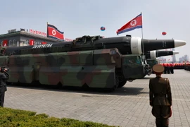 Các tên lửa của Triều Tiên được giới thiệu trong lễ duyệt binh kỷ niệm 105 năm ngày sinh cố Chủ tịch Kim Nhật Thành ở thủ đô Bình Nhưỡng ngày 15/4. (Nguồn: EPA/TTXVN)
