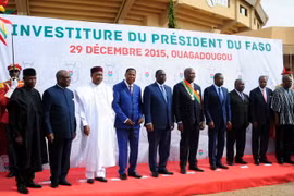 Tân Tổng thống Roch Marc Kabore (giữa) tại lễ tuyên thệ nhậm chức. (Nguồn: AFP/TTXVN)