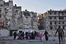 Người dân Syria sơ tán khỏi khu vực phía đông Aleppo để đến quận Bab al-Hadid - nơi quân Chính phủ giành lại quyền kiểm soát từ phiến quân, ngày 7/12. (Nguồn: AFP/TTXVN)