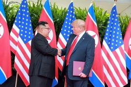 Tổng thống Mỹ Donald Trump (phải) và nhà lãnh đạo Triều Tiên Kim Jong-un tại hội nghị thượng đỉnh Mỹ- Triều ở Singapore ngày 12/6/2018. (Nguồn: AFP/TTXVN) 