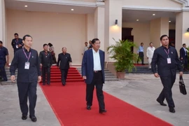 Chủ tịch CPP Samdech Hun Sen (người đi trước) và Chủ tịch danh dự CPP Samdech Heng Samrin rời hội nghị sau phiên bế mạc. (Ảnh: Minh Hưng/Vietnam+)