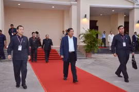 Chủ tịch CPP Samdech Hun Sen (người đi trước) và Chủ tịch danh dự CPP Samdech Heng Samrin rời hội nghị sau phiên bế mạc. (Ảnh: Minh Hưng/Vietnam+)