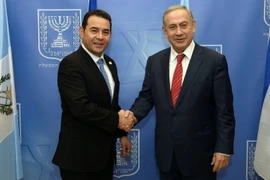 Thủ tướng Israel Benjamin Netanyahu (phải) và Tổng thống Guatemala Jimmy Morales trong cuộc gặp tại Jerusalem ngày 29/11. (Nguồn: Times of Israel/TTXVN)