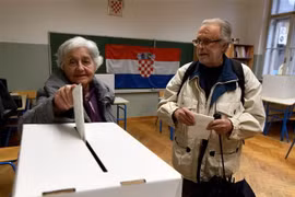Cử tri bỏ phiếu trong cuộc bầu cử Tổng thống tại điểm bầu cử ở Zagreb, Croatia, ngày 22/12/2019. (Nguồn: AFP/TTXVN) 