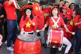 Các cổ động viên Việt Nam có mặt tại sân vận động Al Nahyan từ rất sớm để cổ vũ cho đội nhà. (Ảnh: Hoàng Linh/TTXVN) 