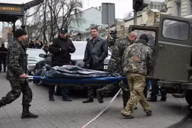 Nhân viên pháp y Ukraine chuyển thi thể cựu nghị sỹ Nga Denis Voronenkov sau vụ nổ súng ở Kiev ngày 23/3. (Nguồn: EPA/TTXVN)