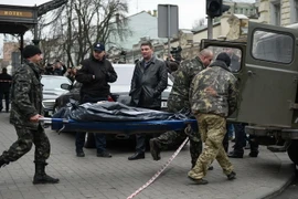 Nhân viên pháp y Ukraine chuyển thi thể cựu nghị sỹ Nga Denis Voronenkov sau vụ nổ súng ở Kiev ngày 23/3. (Nguồn: EPA/TTXVN)