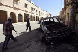 Xe ôtô bị phá hủy trong xung đột ở Algeria. (Nguồn: AFP/TTXVN)
