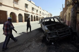 Xe ôtô bị phá hủy trong xung đột ở Algeria. (Nguồn: AFP/TTXVN)