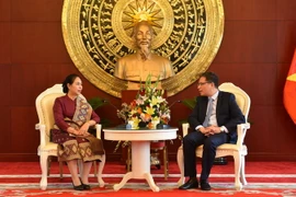 Đại sứ Lào tại Trung Quốc Vandy Bouthasavong (trái) chúc mừng Đại sứ Việt Nam tại Trung Quốc Đặng Minh Khôi. (Ảnh: Lương Anh Tuấn/TTXVN)