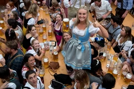 Du khách tham gia Lễ hội bia Oktoberfest tại Munich, miền nam Đức ngày 16/9. (Nguồn: AFP/TTXVN)
