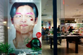Nam diễn viên Gong Yoo xuất hiện trong quảng cáo một nhãn hiệu mỹ phẩm tại khu mua sắm Myeongdong ở Seoul. (Nguồn: The Washington Post)