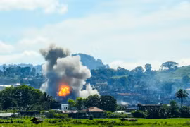 Khói bốc lên sau các cuộc không kích của Không quân Philippines nhằm vào các vị trí của phiến quân tại Marawi trên đảo Mindanao ngày 17/9. (Nguồn: AFP/TTXVN)