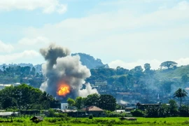 Khói bốc lên sau các cuộc không kích của Không quân Philippines nhằm vào các vị trí của phiến quân tại Marawi trên đảo Mindanao ngày 17/9. (Nguồn: AFP/TTXVN)