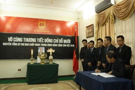 Quang cảnh lễ viếng và mở sổ tang tưởng niệm đồng chí Đỗ Mười tại Đại sứ quán Ai Cập. (Ảnh: Anh Tuấn/Vietnam+)