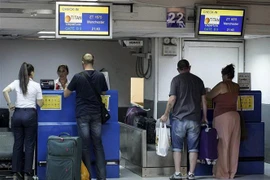 Du khách Anh là khách hàng của Hãng Thomas Cook chờ làm thủ tục tại sân bay Heraclion, đảo Crete, Hy Lạp ngày 24/9/2019. (Nguồn: AFP/TTXVN) 