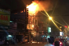 Chập điện biển quảng cáo, ngọn lửa bao trùm cửa hàng bánh ngọt