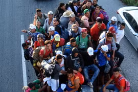 Người di cư Honduras bắt xe tải ở Mapastepec tới bang Pijijiapan Chiapas, Mexico, chờ cơ hội sang Mỹ ngày 25/10/2018. (Nguồn: AFP/TTXVN) 