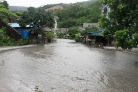 [Photo] Bùn thải tràn vào nhà dân, đập Mông Dương nguy cơ bị vỡ