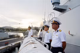 Sỹ quan và thủy thủ trên tàu Hộ vệ tên lửa 016. (Ảnh: Hồng Pha/TTXVN) 