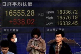Bảng tỷ giá chứng khoán tại thủ đô Tokyo, Nhật Bản. (Nguồn: AFP/TTXVN)