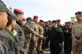 Thủ tướng Iraq Haider al-Abadi (phải, phía trước) chúc mừng các sỹ quan chỉ huy tại Mosul sau khi thành phố cổ được giải phóng hoàn toàn khỏi IS ngày 9/7. (Nguồn: THX/TTXVN)