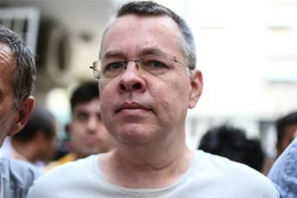 Mục sư Andrew Craig Brunson bị cảnh sát áp giải về nhà riêng ở Izmir ngày 25/7. (Nguồn: AFP/TTXVN)