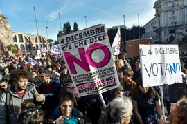 Người dân Italy tham gia cuộc biểu tình phản đối cải cách Hiến pháp ở Rome ngày 27/11. (Nguồn: AFP/TTXVN)