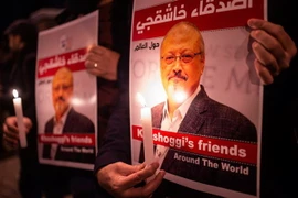 Thắp nến tưởng niệm nhà báo Jamal Khashoggi bên ngoài lãnh sự quán Saudi Arabia ở Istanbul, Thổ Nhĩ Kỳ ngày 25/10. (Nguồn: AFP/TTXVN) 