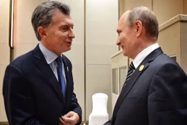 Tổng thống Nga Vladimir Putin (phải) và người đồng cấp Argentina Mauricio Macri. (Nguồn: Twitter)