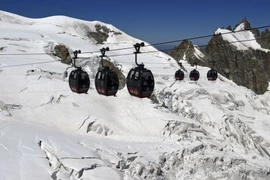 Xe cáp treo đã gặp sự cố trên độ cao 3.000 mét do gió to. (Nguồn: Sky News)